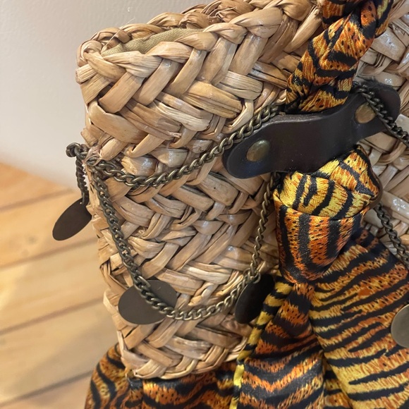 Awesome fabric and straw bag, special details, chains and leather! - Picture 4 of 7